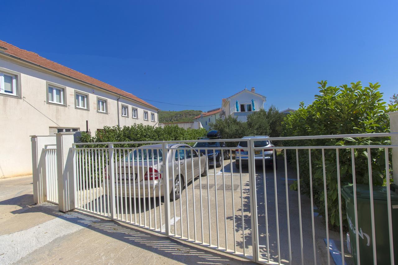 Apartments Villa Tribunj Tribalj Exterior foto