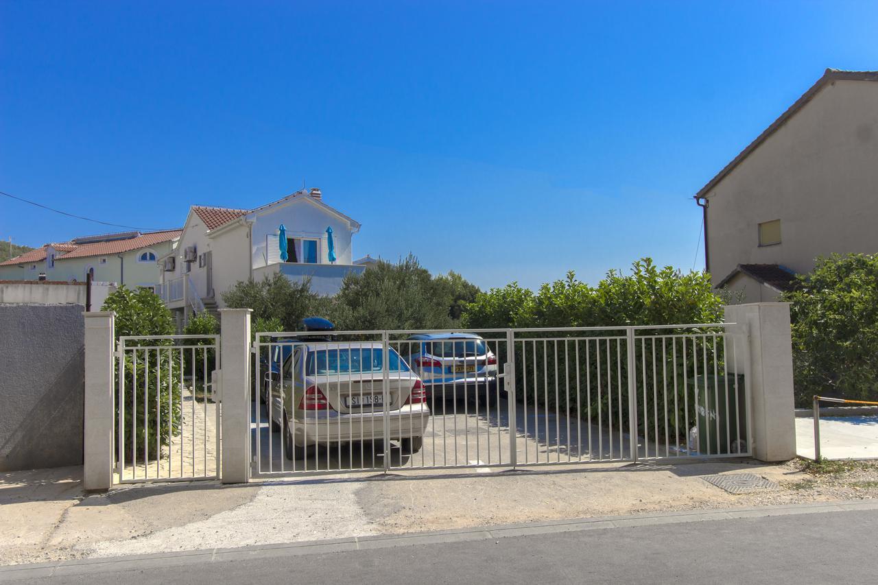 Apartments Villa Tribunj Tribalj Exterior foto